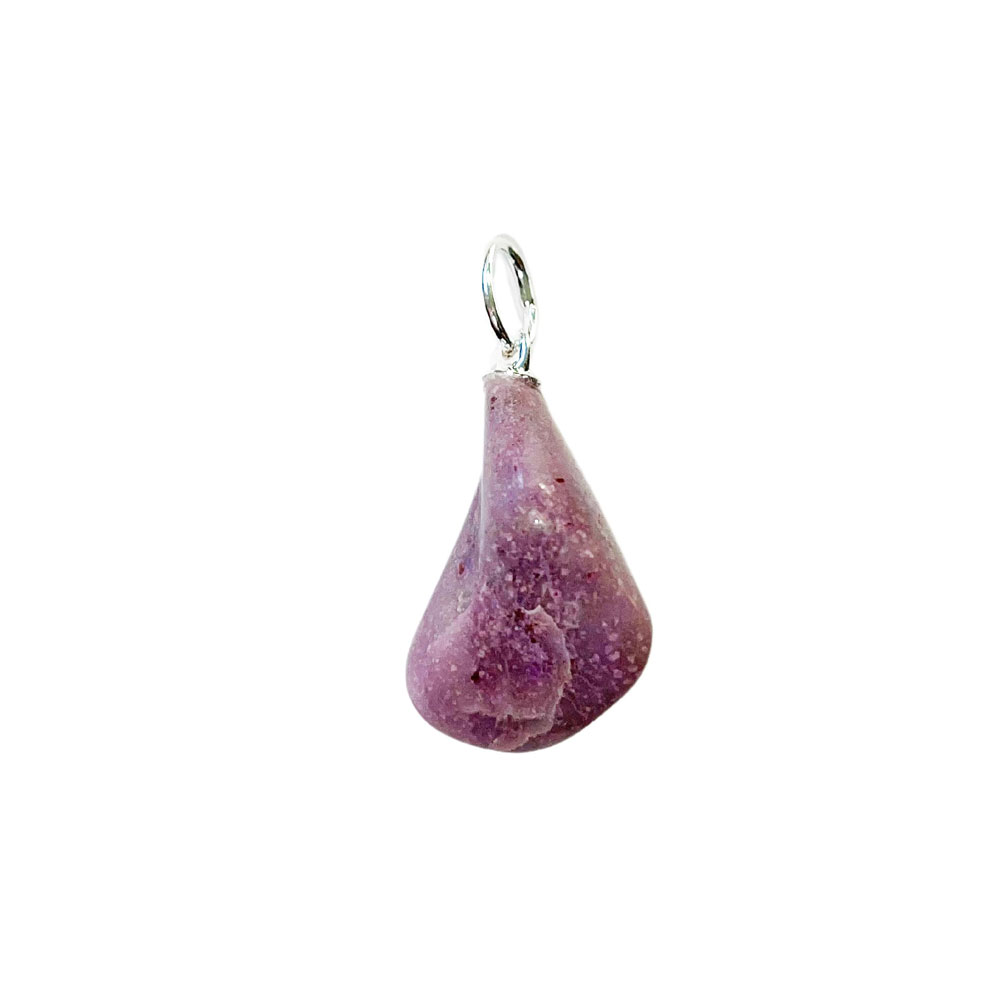 Sugilite : Vertus, Bienfaits, Propriétés et Signification en Lithothérapie pendentif sugilite pierre roulee 01